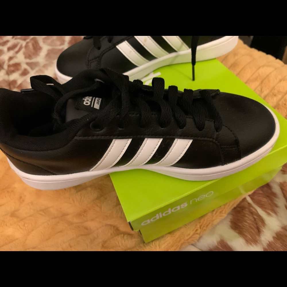 Cloud foam adidas low top sneakers